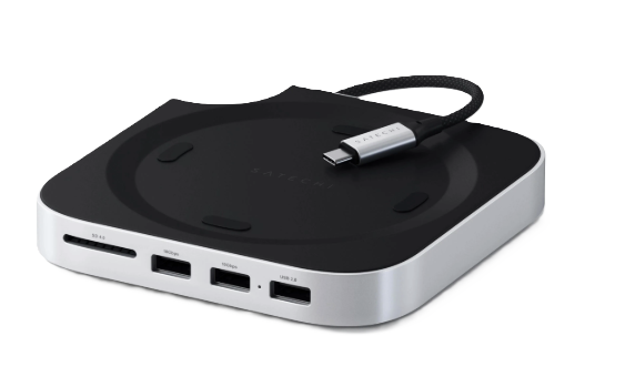 Schwarzer und silberner Satechi USB-C-Hub mit SD-Kartensteckplatz und USB-Anschlüssen.