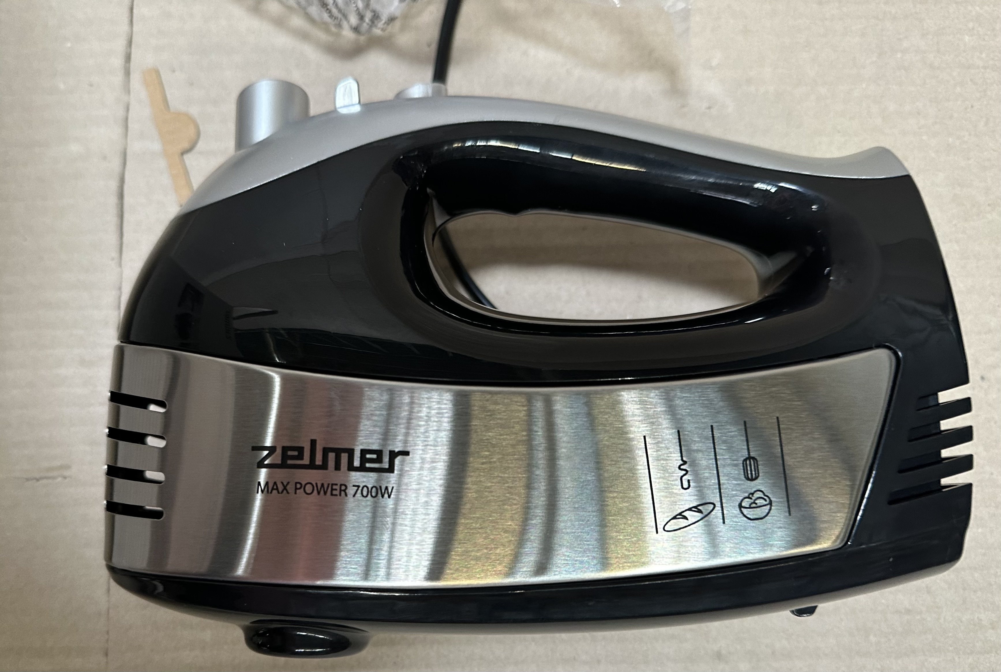 Czarny i srebrny mikser ręczny. Marka to Zelmer. Moc to 700W.