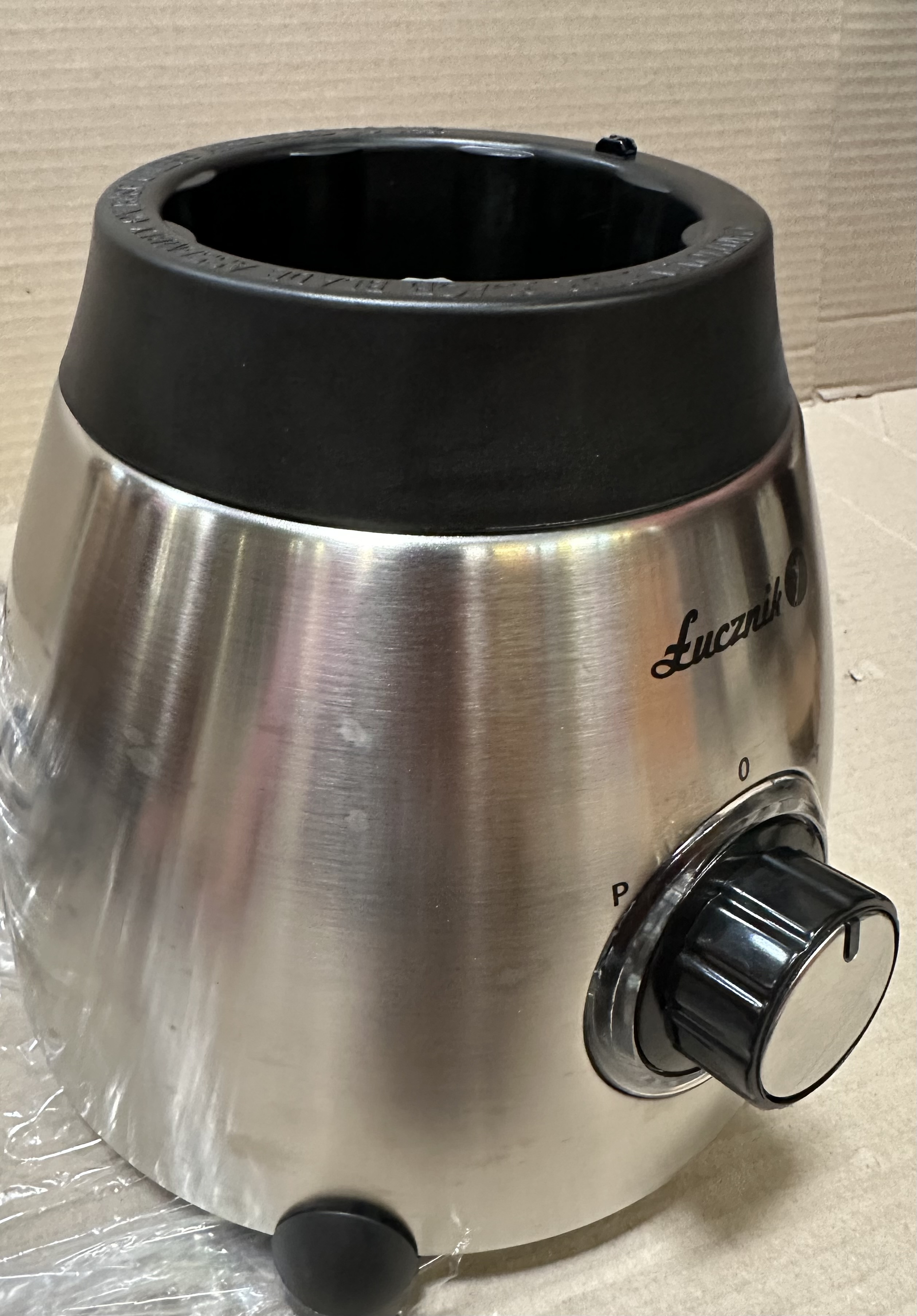 Podstawa blendera ze stali nierdzewnej z czarną górą i pokrętłem z liczbami i literą 'P'.