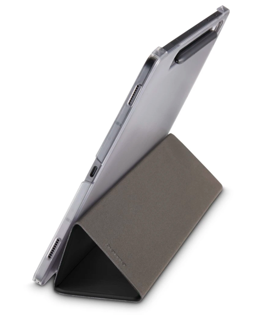 Ein Tablet in einer Hülle, die in einem Winkel aufgestellt ist. Die Hülle ist grau und klar, mit weißem Hintergrund.