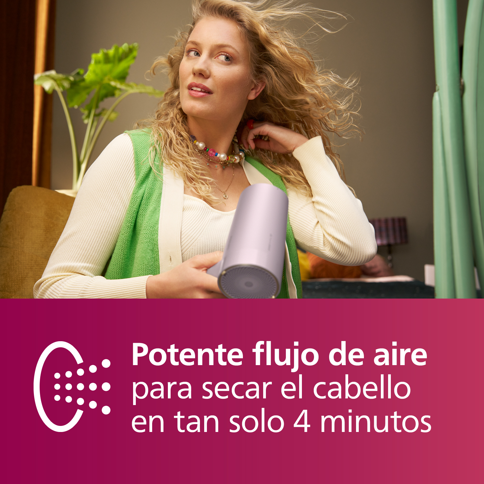 Auriculares Shokz naranjas con diseño curvo y ganchos para las orejas.