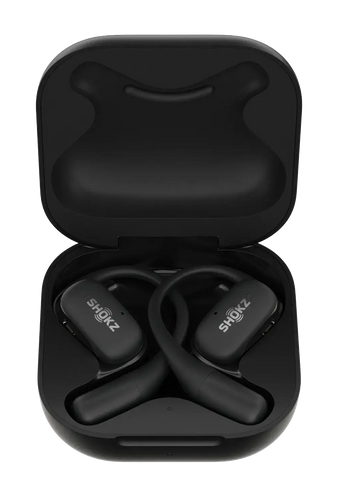 Czarne słuchawki Shokz w czarnym etui, otwarte na czarnym tle.