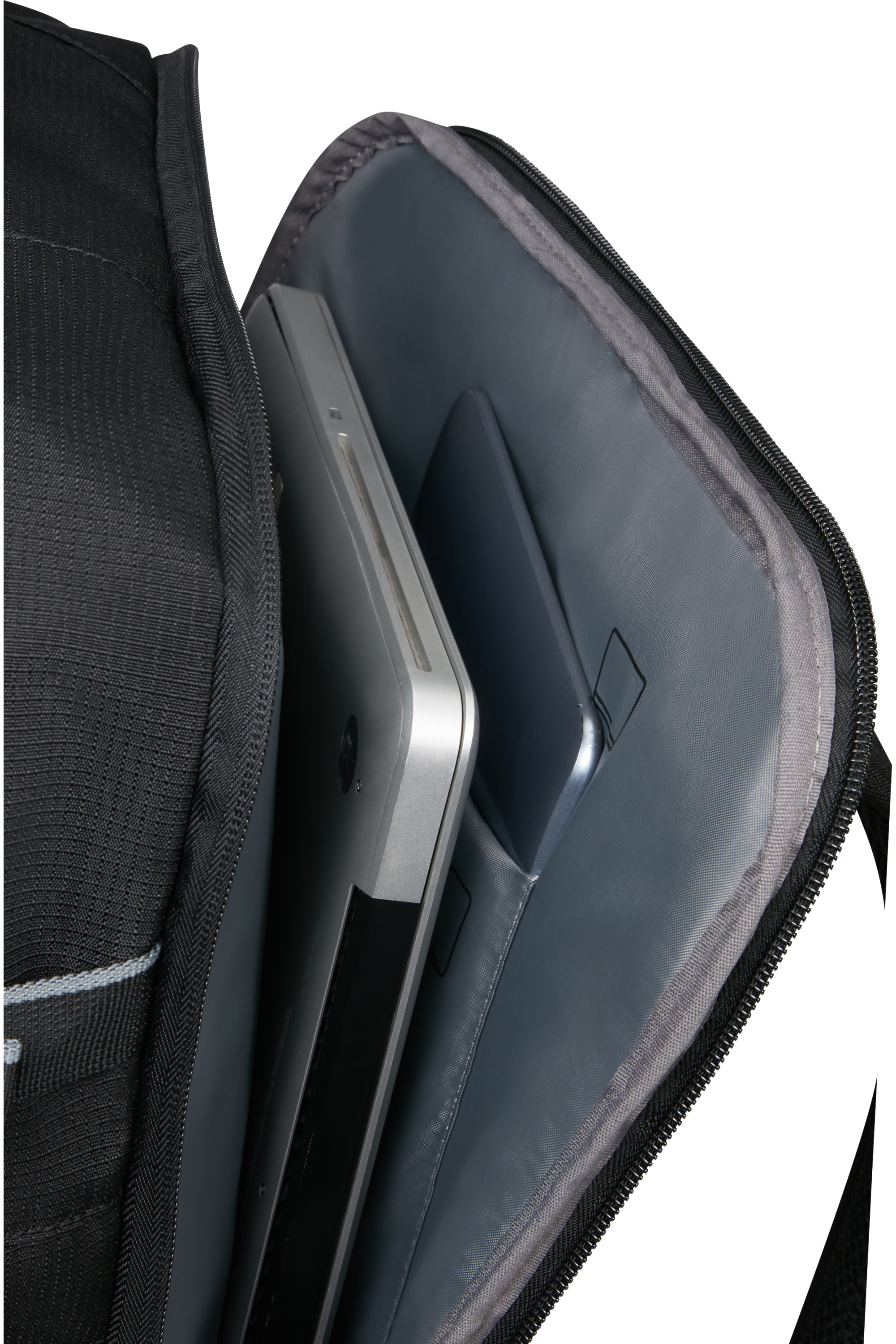 Nyitott hátizsák egy laptop-pal és egy tablettel.