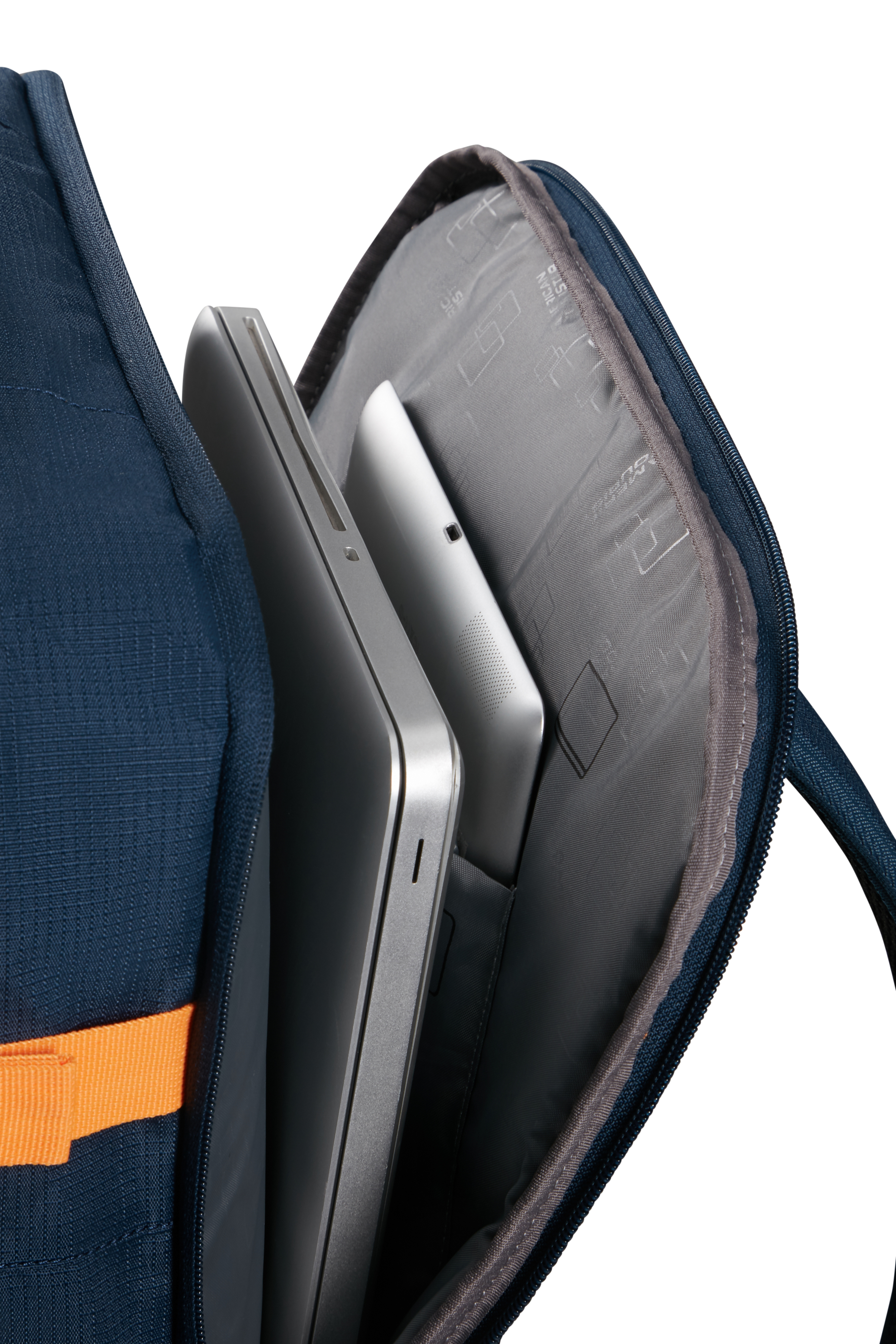 Hátizsák laptop-pal és tablettel zsebben. Haditengerészeti kék külső és narancssárga pánt.