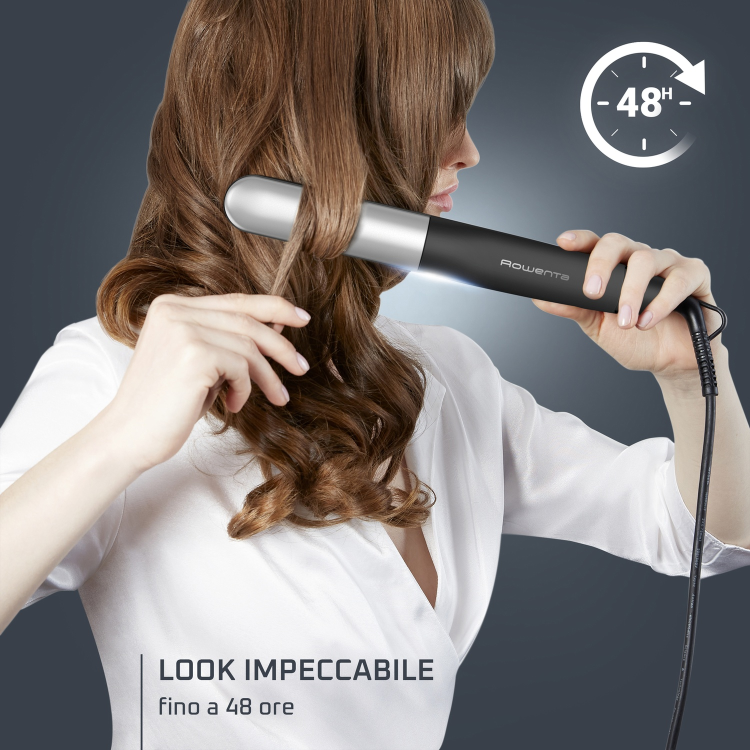 Una donna si arriccia i capelli con un ferro arricciacapelli.