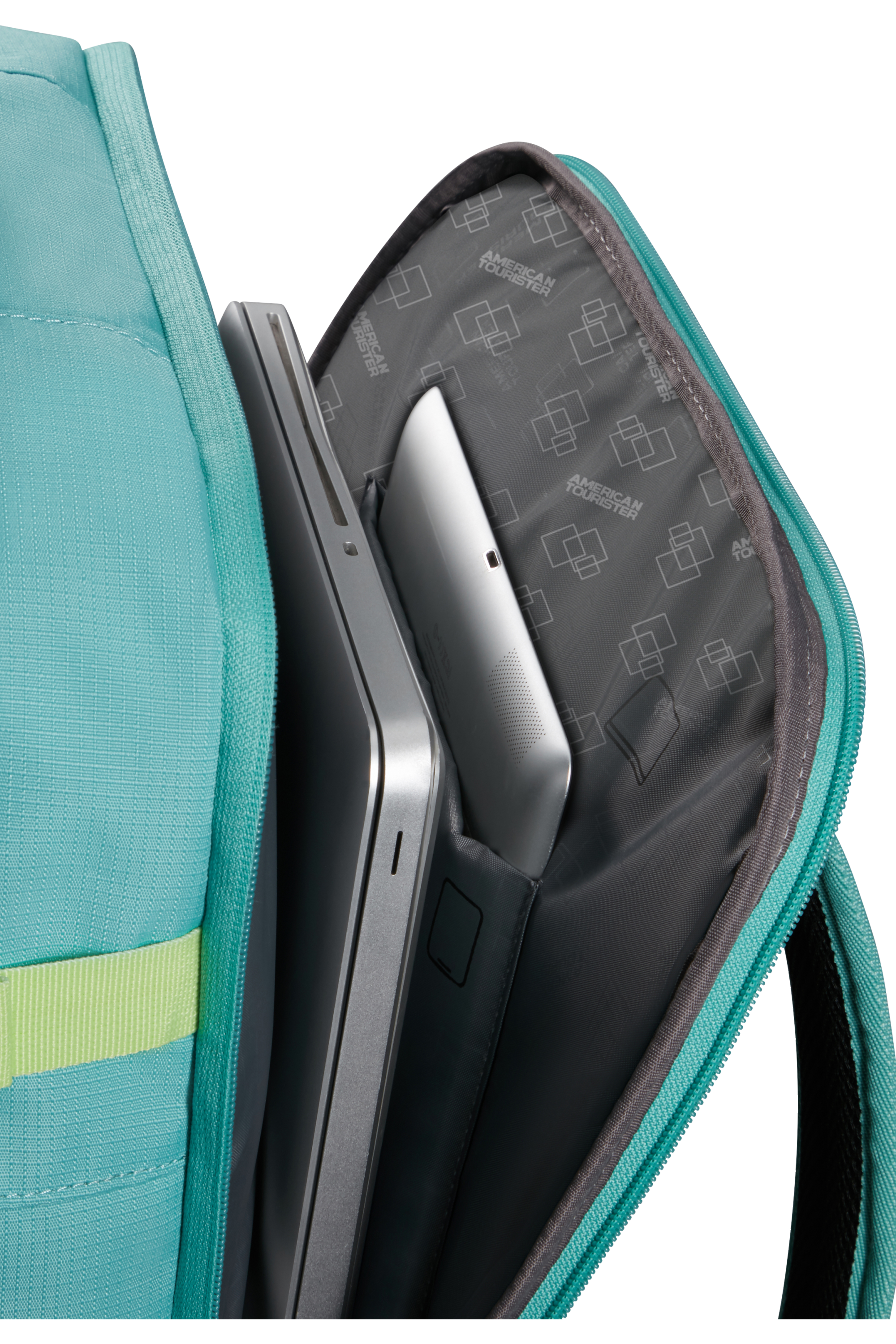 Türkiz hátizsák laptop-pal és tablettel, közelről, fekete háttérrel.