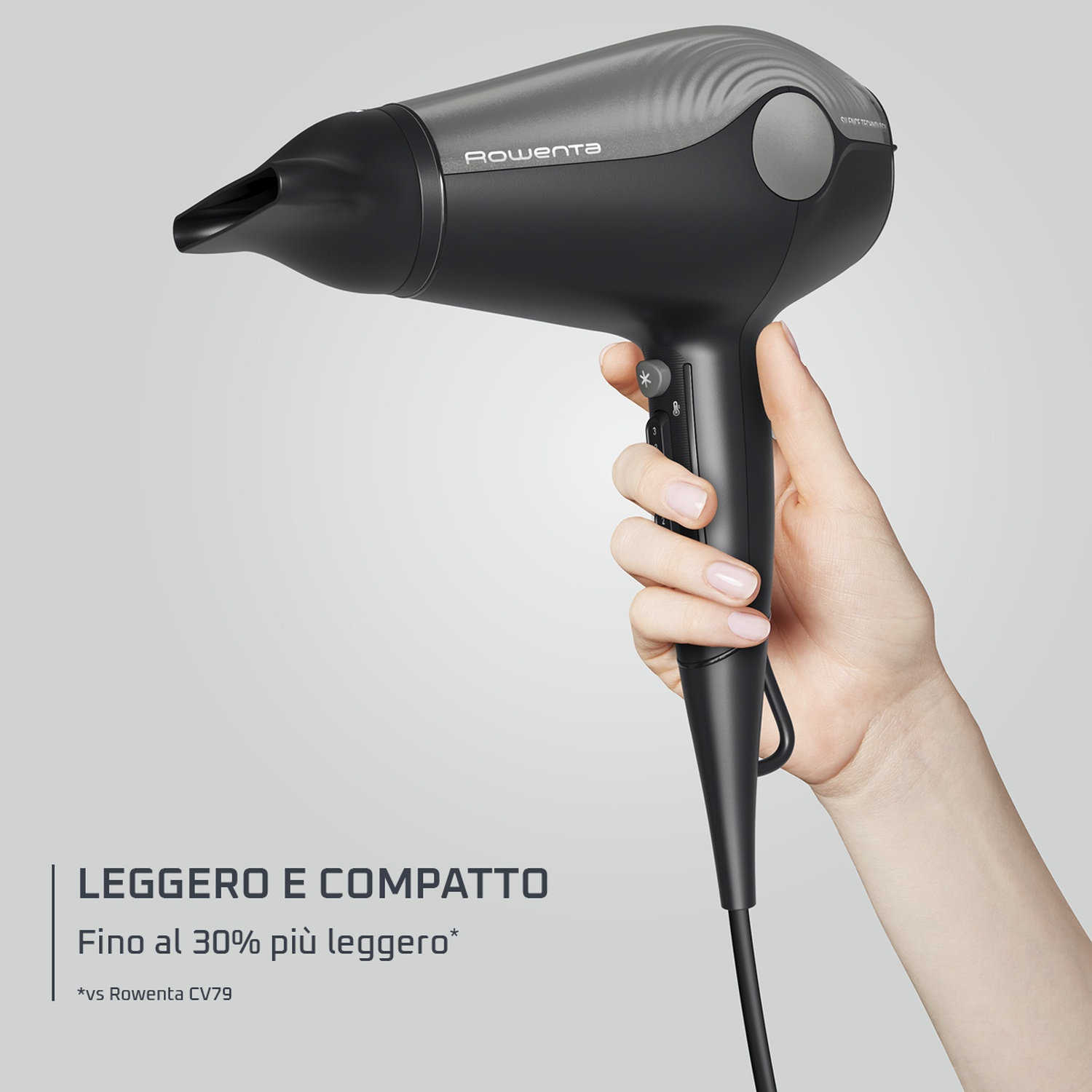Asciugacapelli Rowenta nero e grigio tenuto in mano.