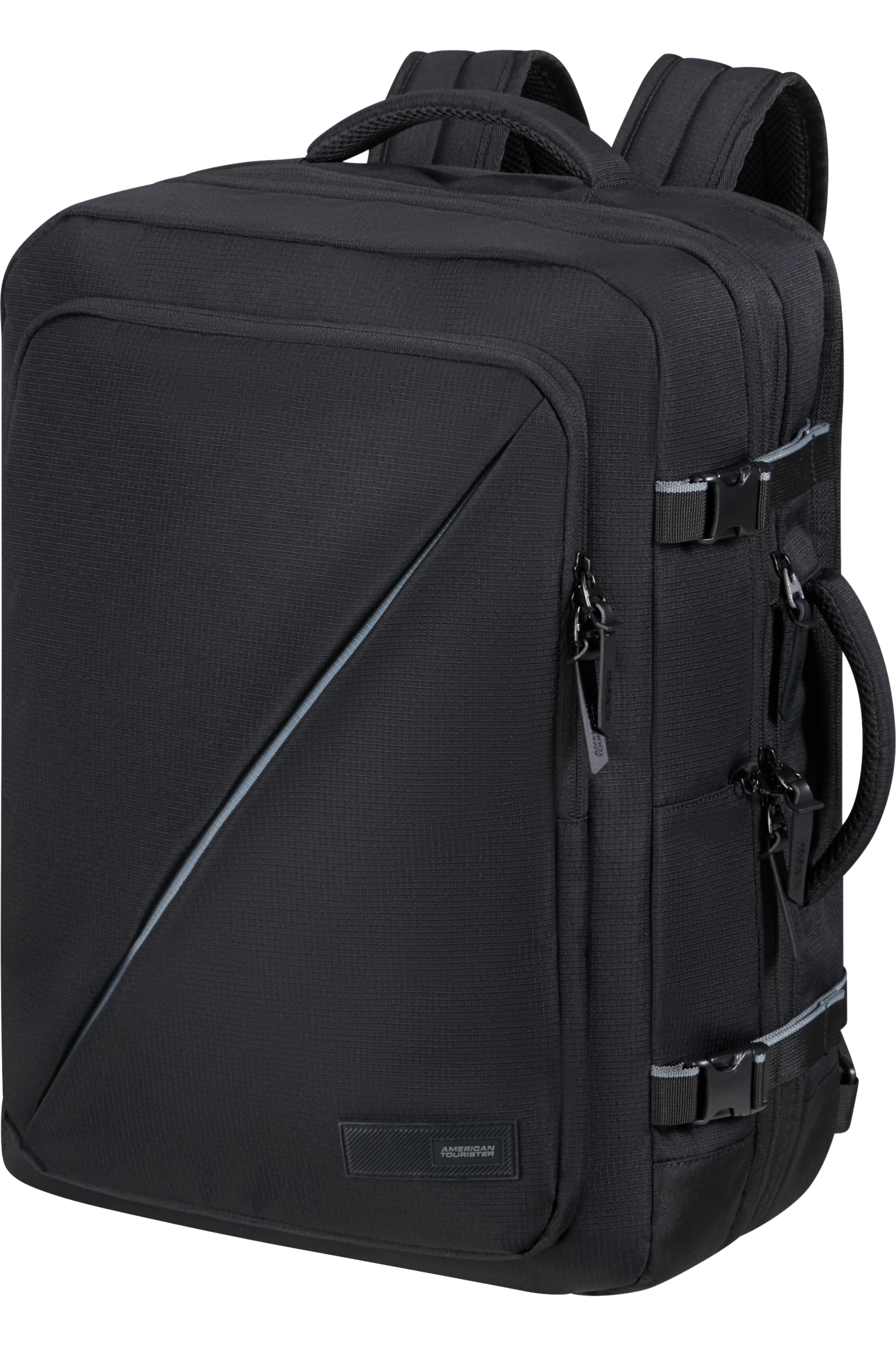 Egy fekete Samsonite hátizsák, átlós dizájnnal, több pánttal, csattal és fogantyúval.