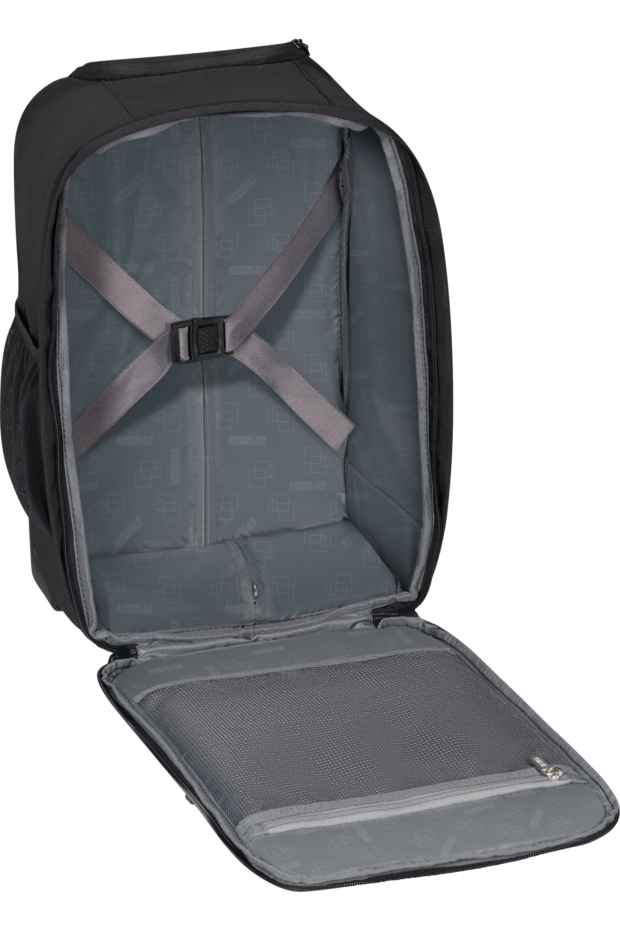 Fekete hátizsák, nyitott. Szürke belső tér hálós zsebbel és pántokkal. American Tourister logó látható. Cipzár látható.