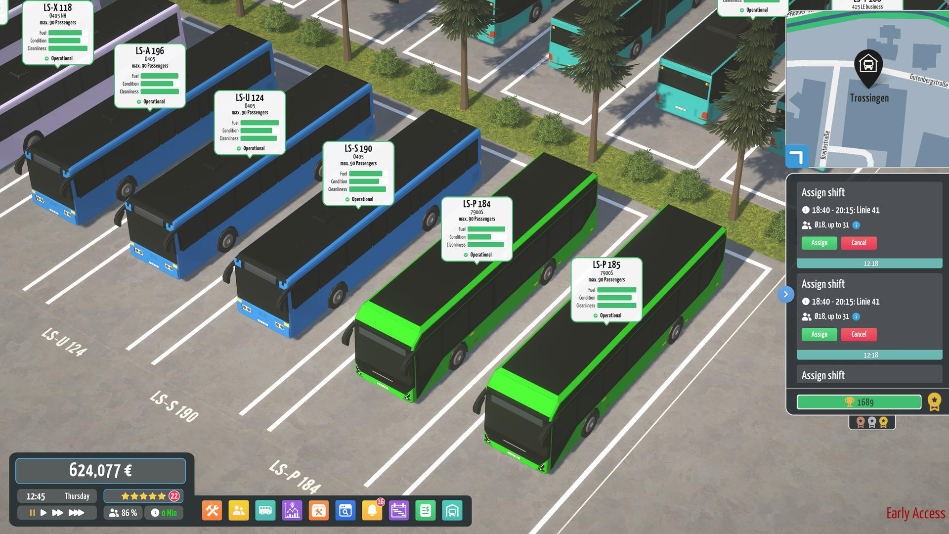 Eine Draufsicht auf eine Computerspieloberfläche. Busse sind geparkt, mit Statusanzeigen. Menüs und Daten sind sichtbar.