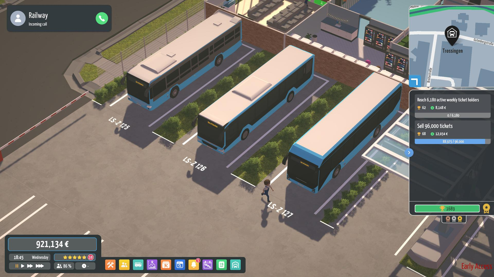 Drei blaue Busse in einer Reihe geparkt. Das Bild stammt aus einem Videospiel mit Karte und Elementen.