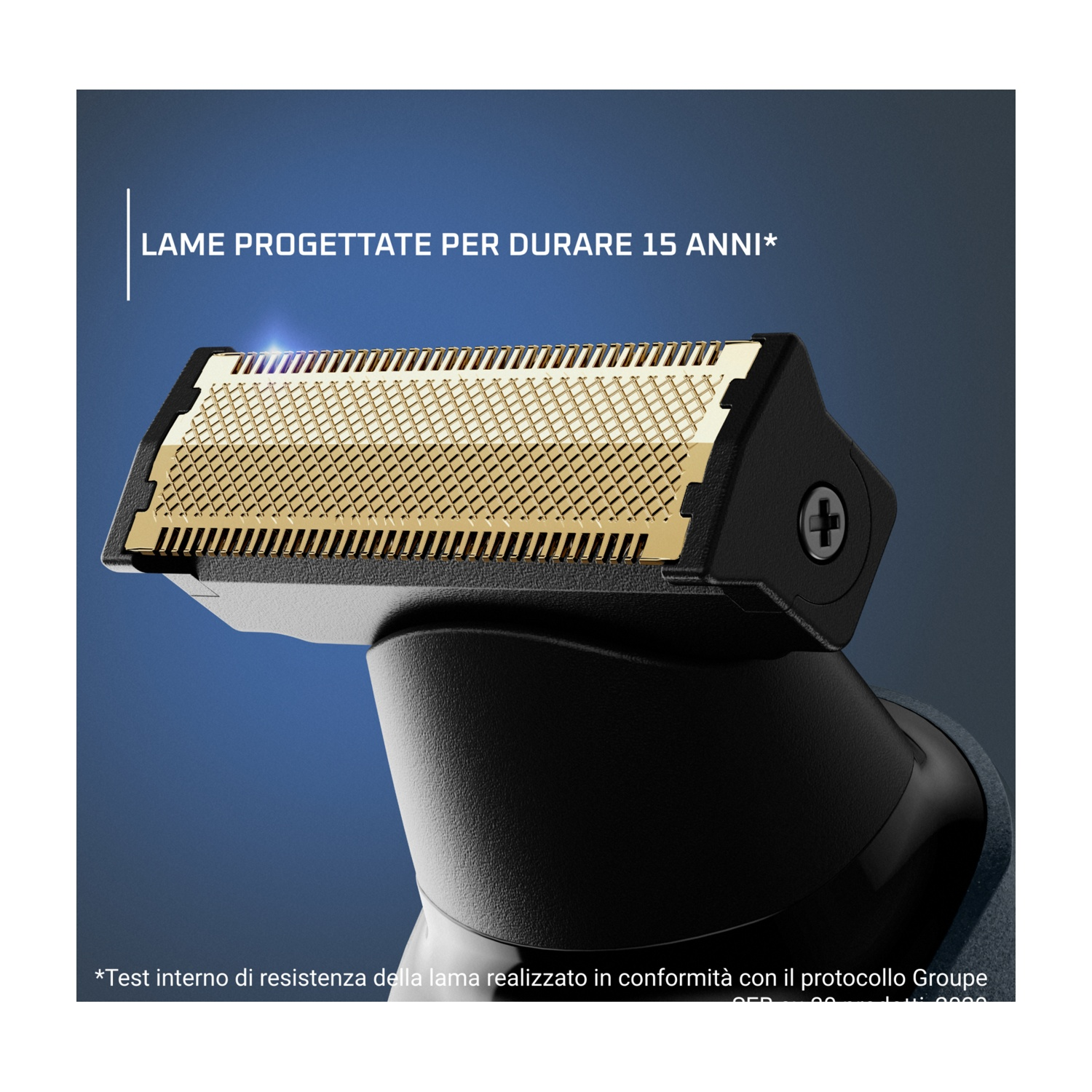 Primo piano di una testina di rasoio con lame dorate e dettagli neri, su sfondo blu.