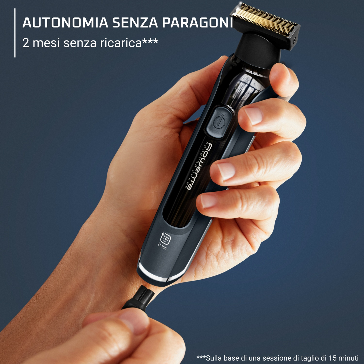 Una persona tiene in mano un rasoio elettrico nero e grigio, con testo che indica che può essere utilizzato per 2 mesi senza ricarica.