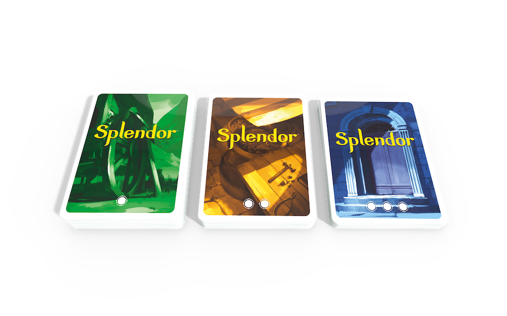 Trzy karty gry Splendor. Każda karta ma inną ilustrację z tytułem gry.
