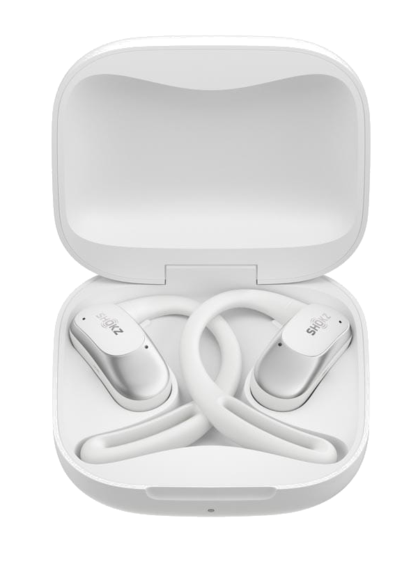 Białe słuchawki Shokz z otwartym uchem w etui ładującym.