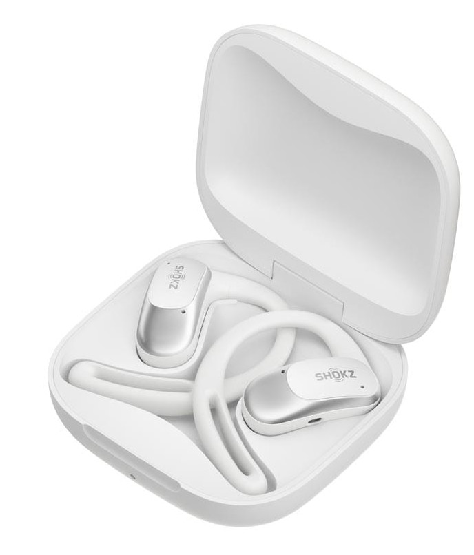 Białe słuchawki Shokz w białym, otwartym etui.