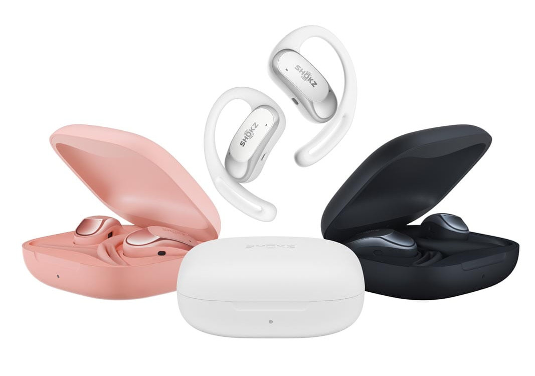 Słuchawki douszne w różowych, białych i czarnych etui z białym etui ładującym.