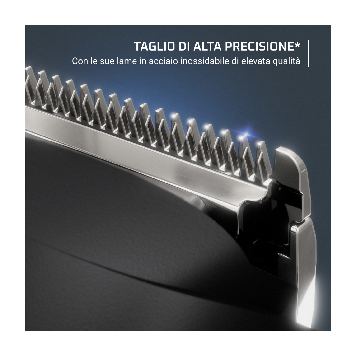 Primo piano delle lame di un tagliacapelli elettrico. Lame argentate su sfondo nero.