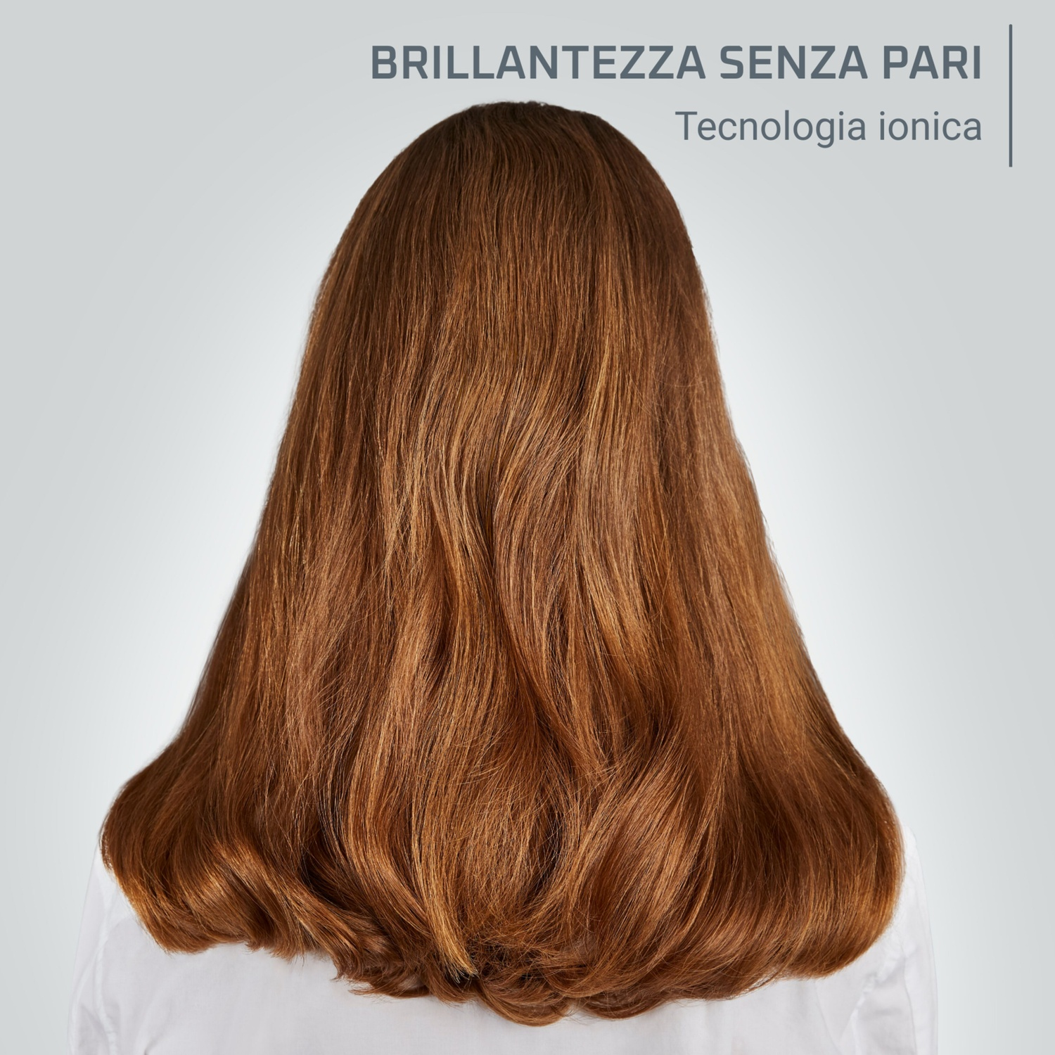 Schiena di donna con lunghi capelli castani e ondulati, pubblicità per la cura dei capelli.