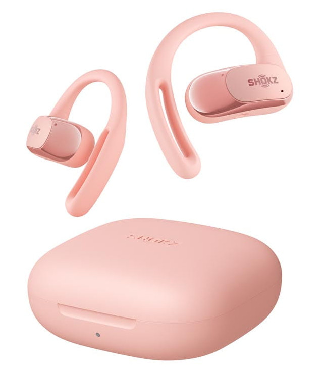 Różowe bezprzewodowe słuchawki Shokz z etui ładującym. Słuchawki mają konstrukcję z hakiem na ucho.