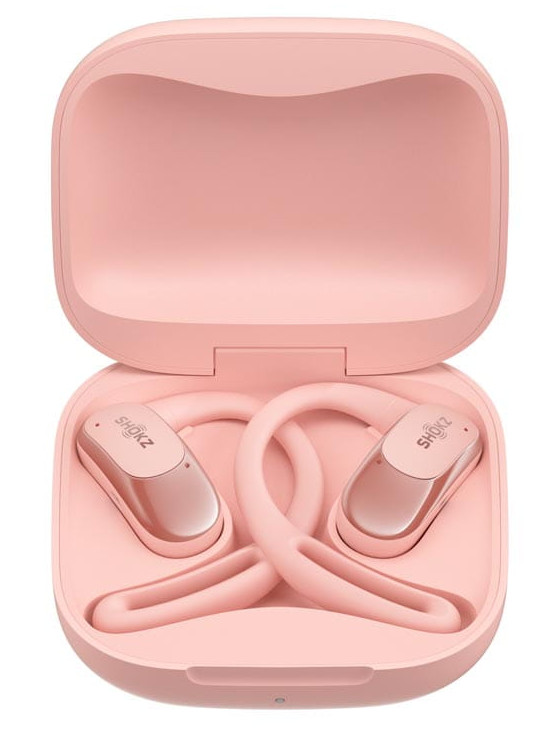 Różowe słuchawki Shokz w otwartym różowym etui, na białym tle.