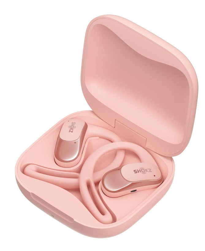 Różowe słuchawki Shokz w otwartym etui. Etui i słuchawki są różowe.