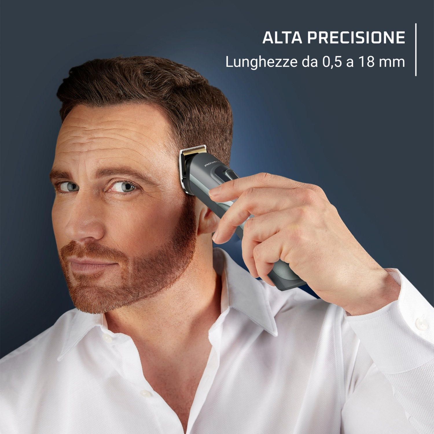 Uomo che si rade la barba con un trimmer. Sfondo blu scuro. Il testo dice: Alta precisione.