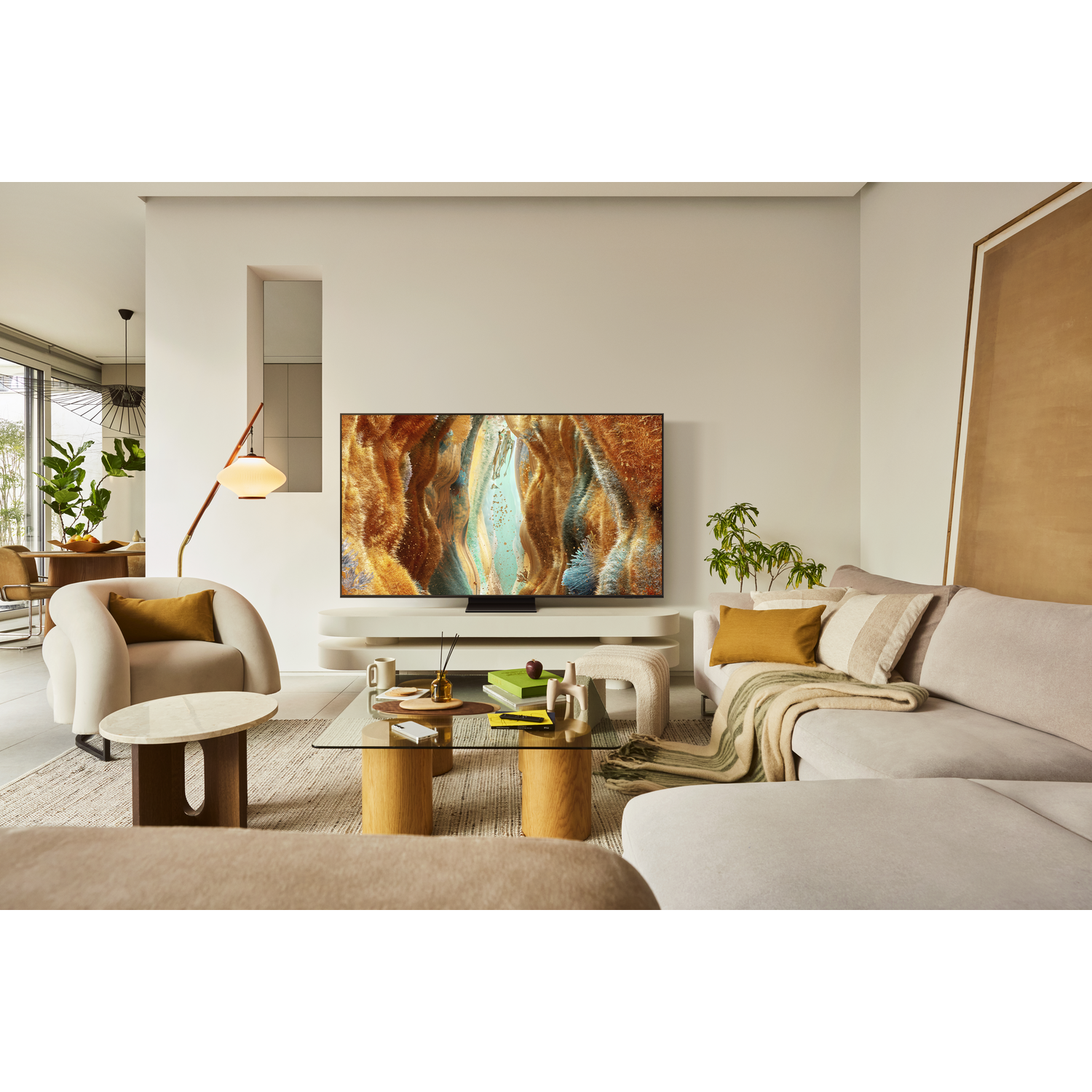 Woonkamer met een grote tv, bank en decoratie.