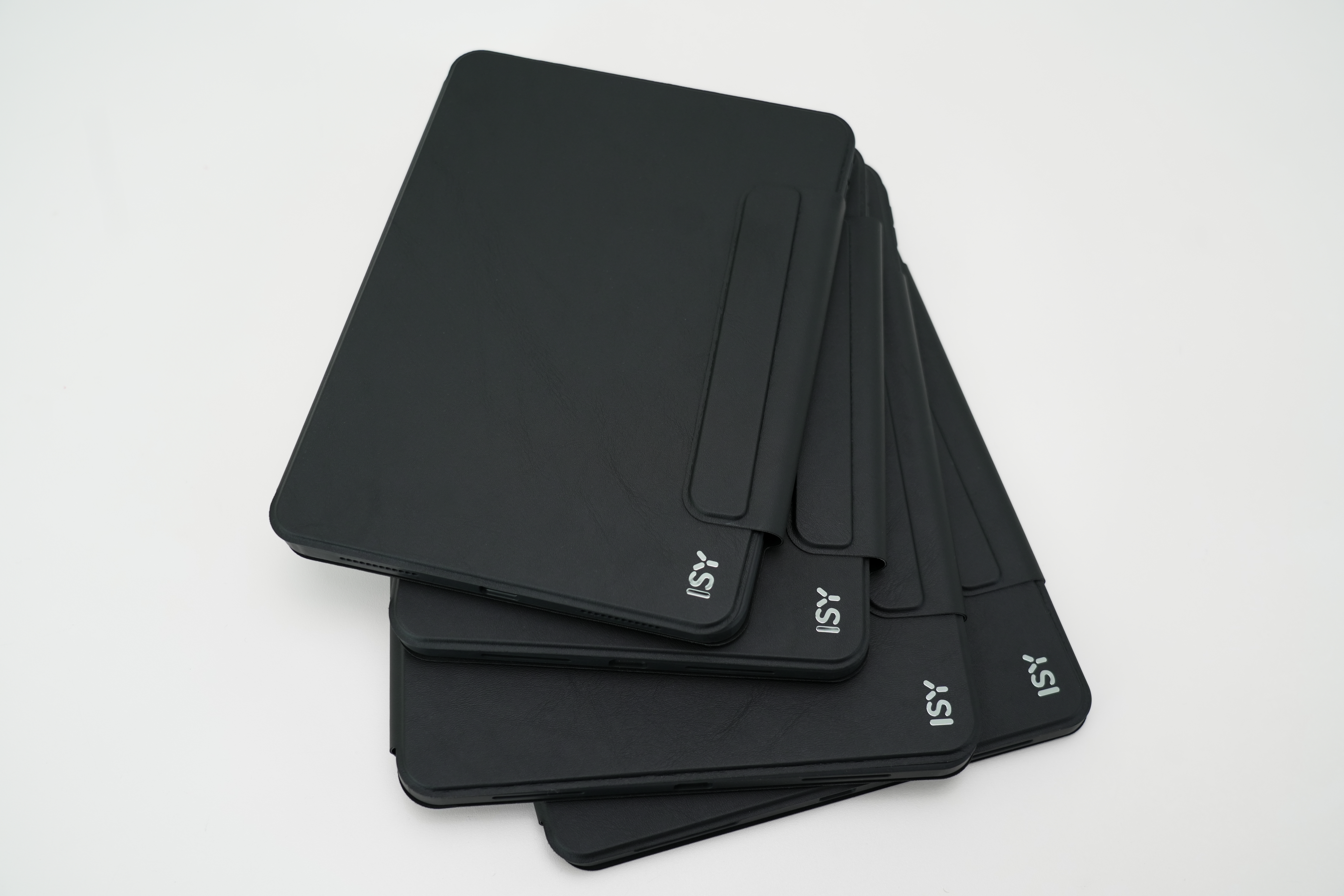 Schwarze Tablet-Hülle mit transparentem Rahmen, offen auf Weiß.
