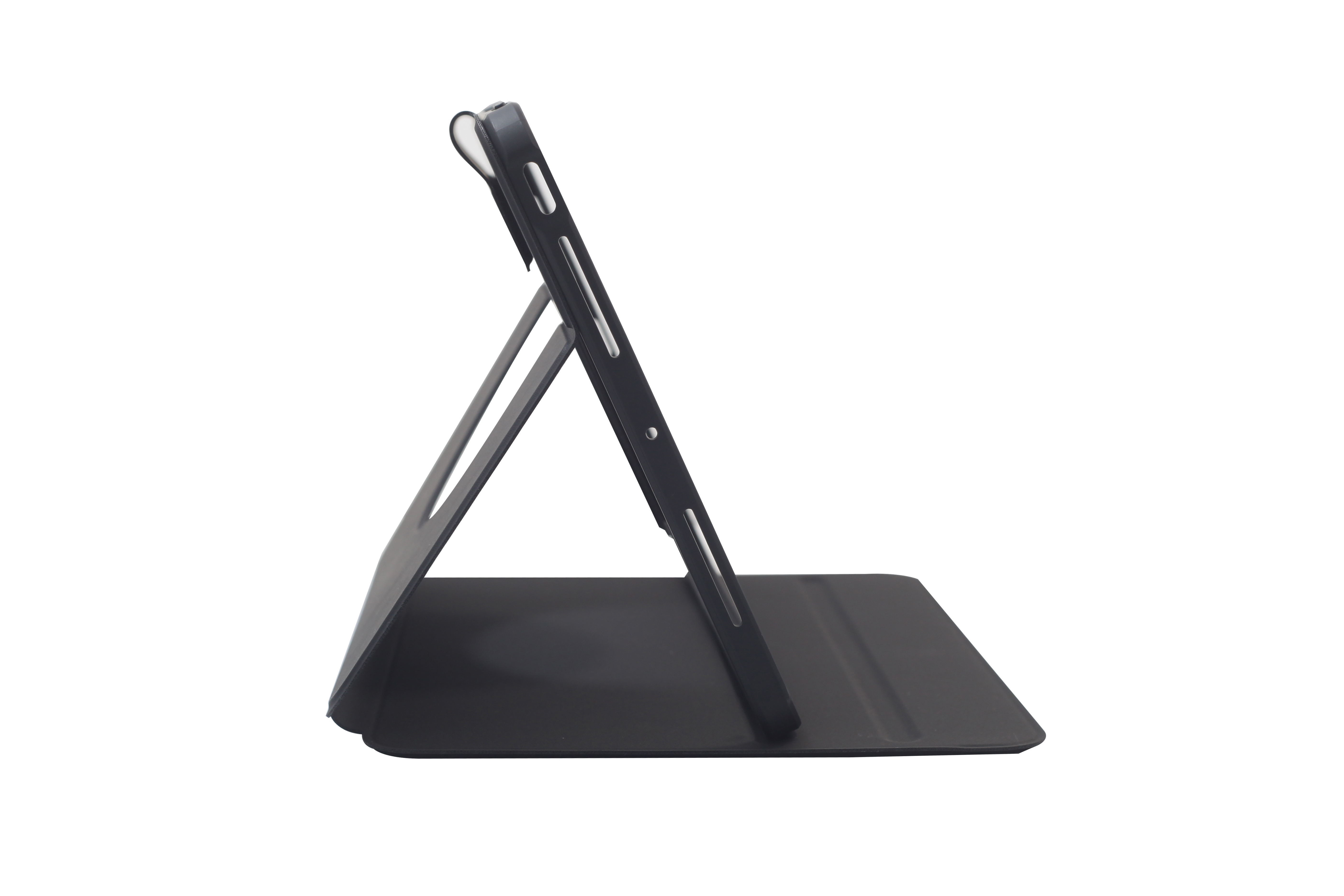 Schwarze Tablet-Hülle, aufgeklappt. Weißer Hintergrund. Seitenansicht.