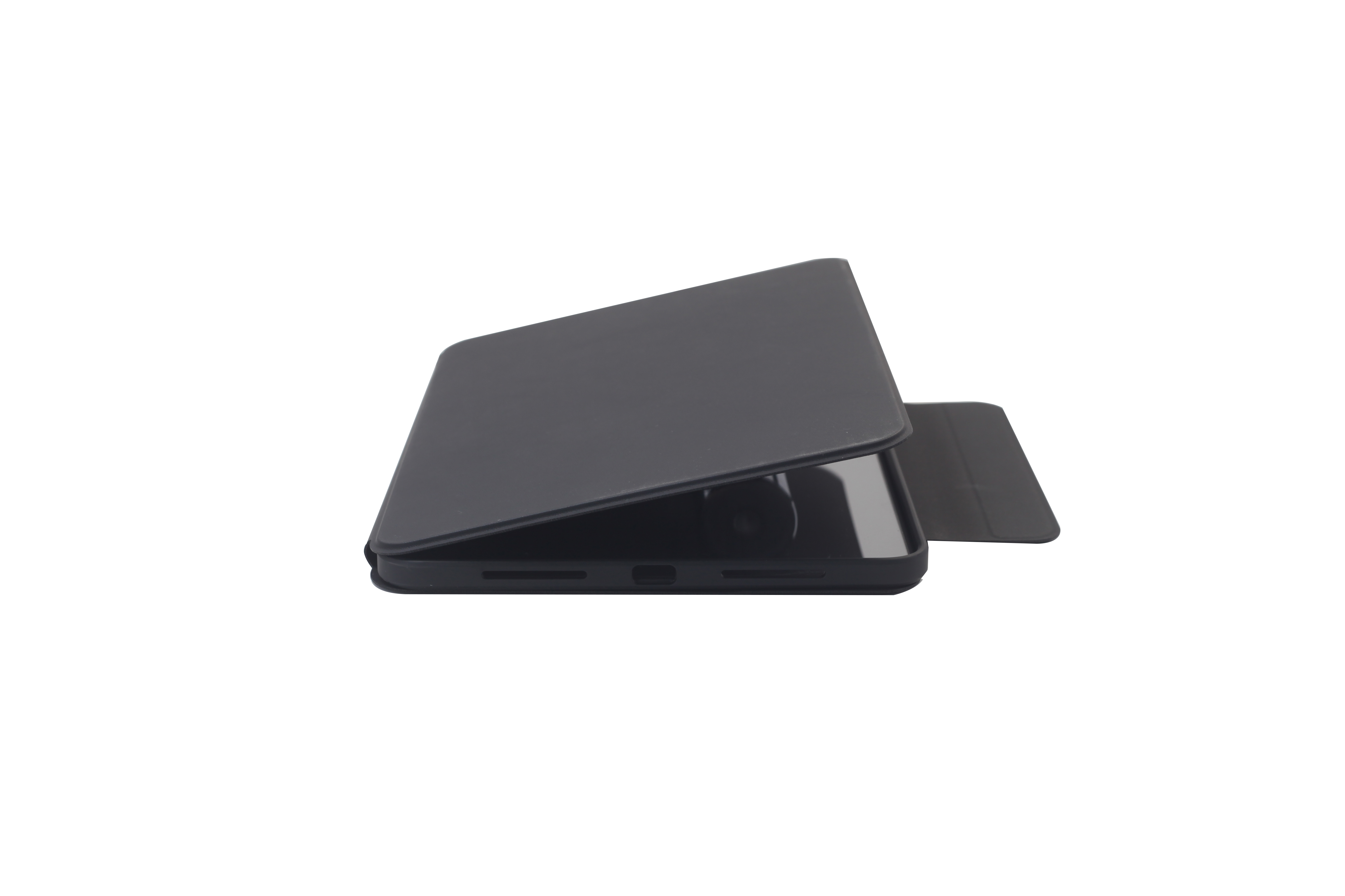 Fekete tablet fekete tokban, félig nyitva, fehér háttéren.