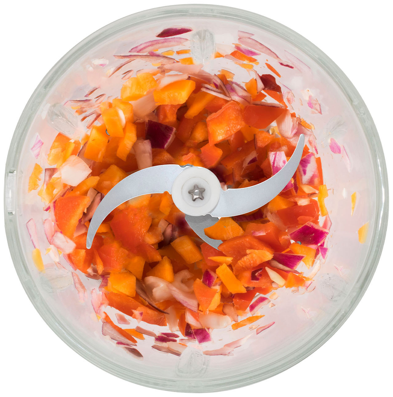 Aprított vöröshagyma és narancssárga paprika egy átlátszó edényben.