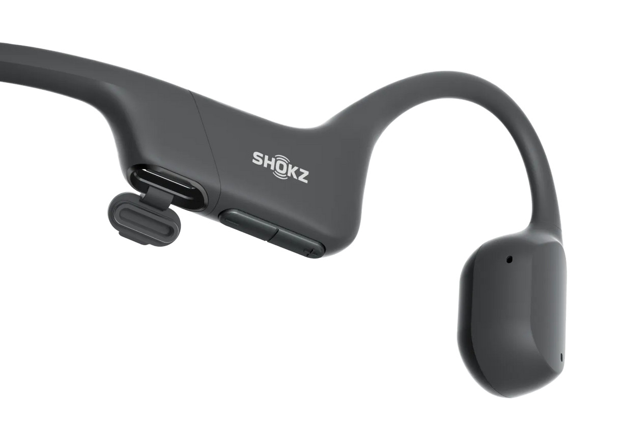 Ciemnoszare słuchawki przewodnictwa kostnego Shokz, zbliżenie, na białym tle.