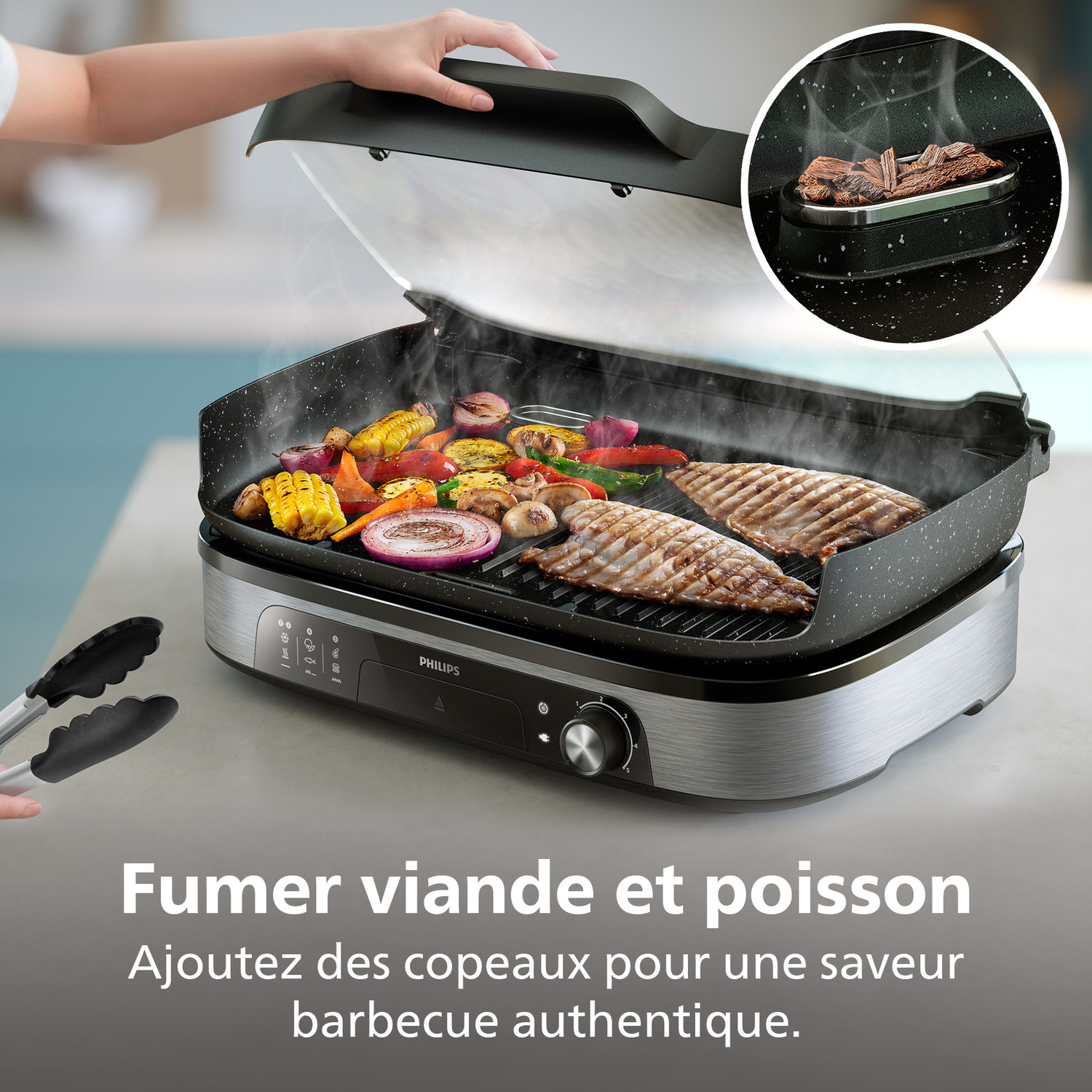 Gril électrique avec légumes et poisson. Main ouvrant le couvercle. Fumée et texte en français: Fumer viande et poisson.
