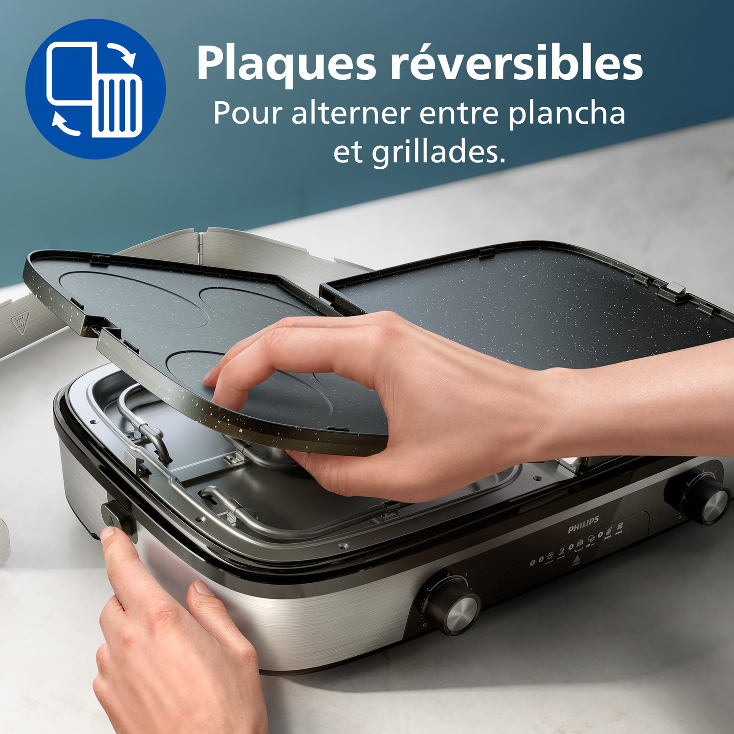 Une personne change une plaque de grill sur un appareil Philips. L'appareil est sur une surface blanche. Le texte indique des plaques réversibles.