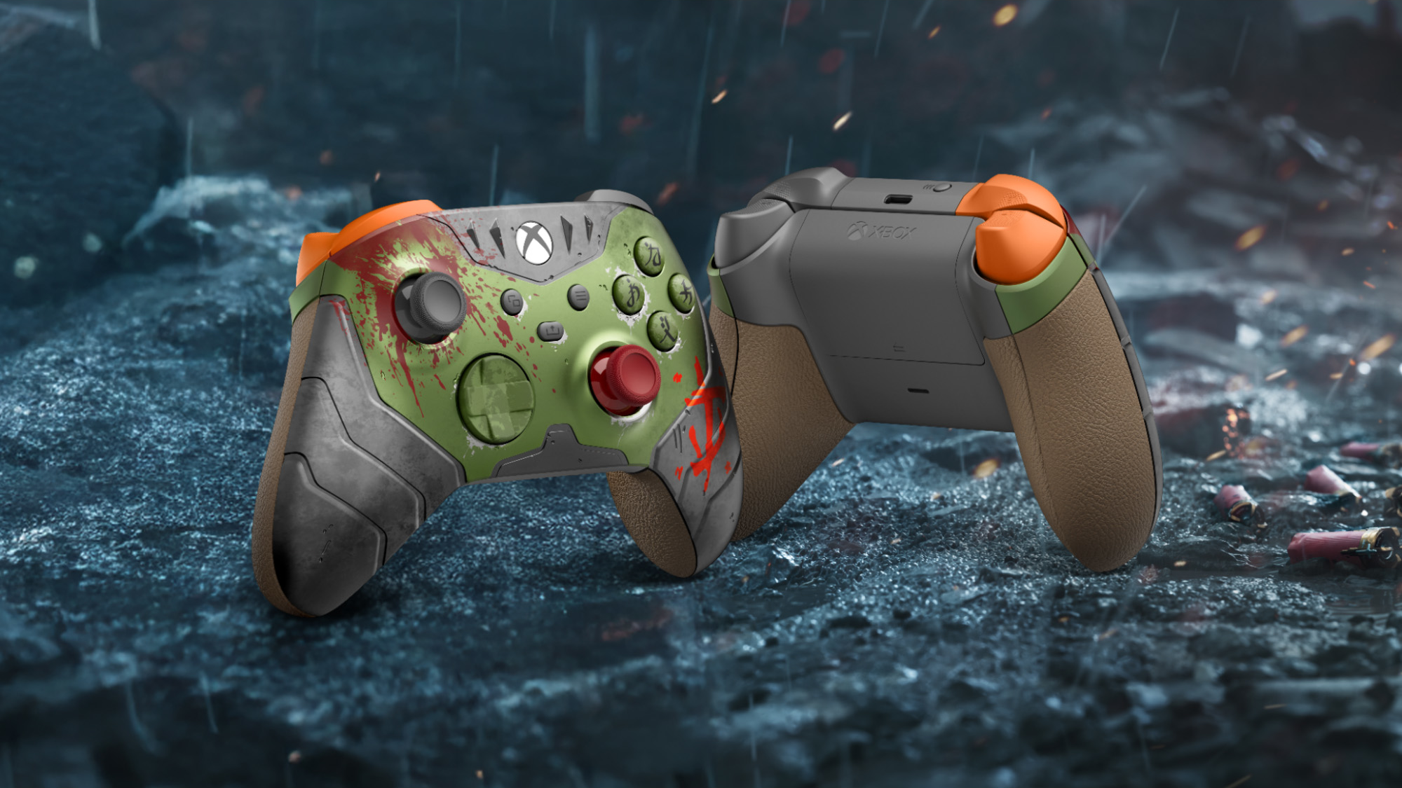 Zwei Xbox-Controller auf einer Oberfläche mit Regen. Einer ist dem Betrachter zugewandt, der andere abgewandt.