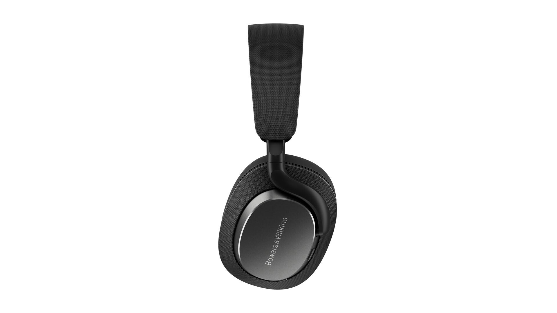 Schwarze Bowers & Wilkins Kopfhörer, Seitenansicht. Das Kopfband ist schwarz, die Ohrmuschel hat ein Logo.