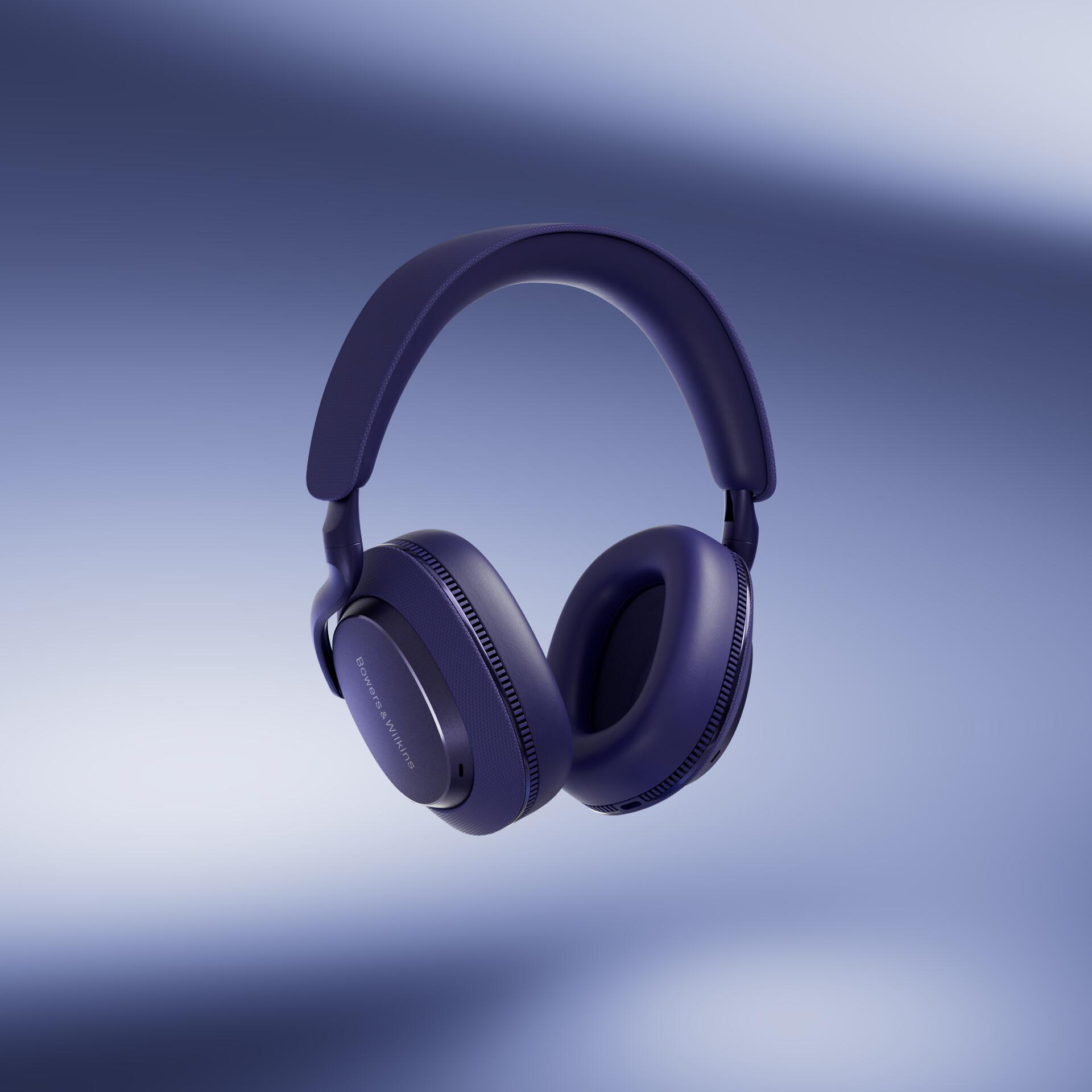 Blaue Kopfhörer der Marke Bowers & Wilkins vor blauem Hintergrund.