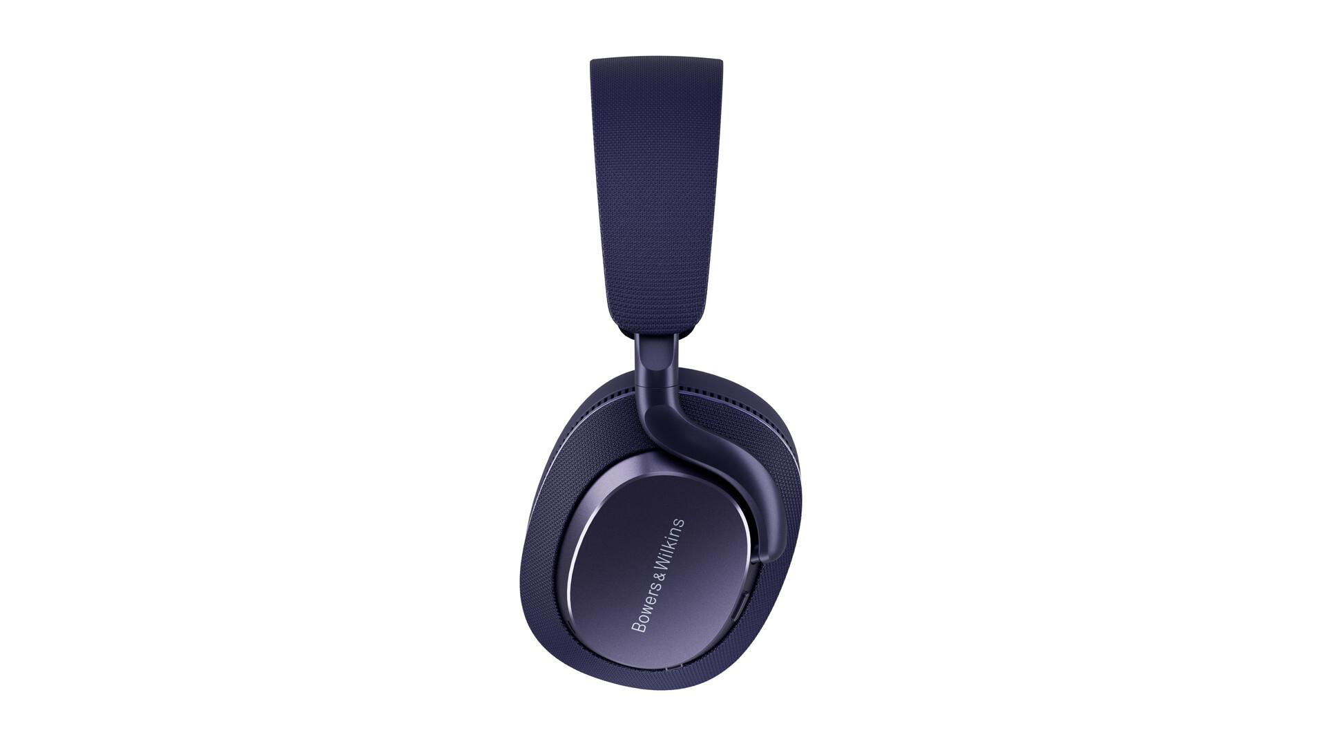 Marineblaue Kopfhörer mit dem Bowers & Wilkins Logo.