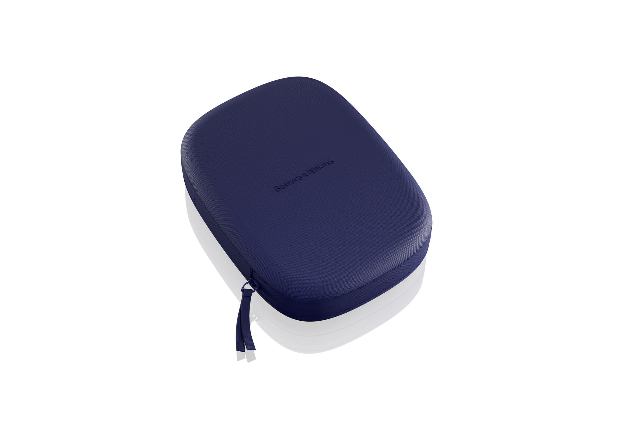 Eine dunkelblaue ovale Bowers & Wilkins Hülle mit Reißverschluss. Auf weißem Untergrund.