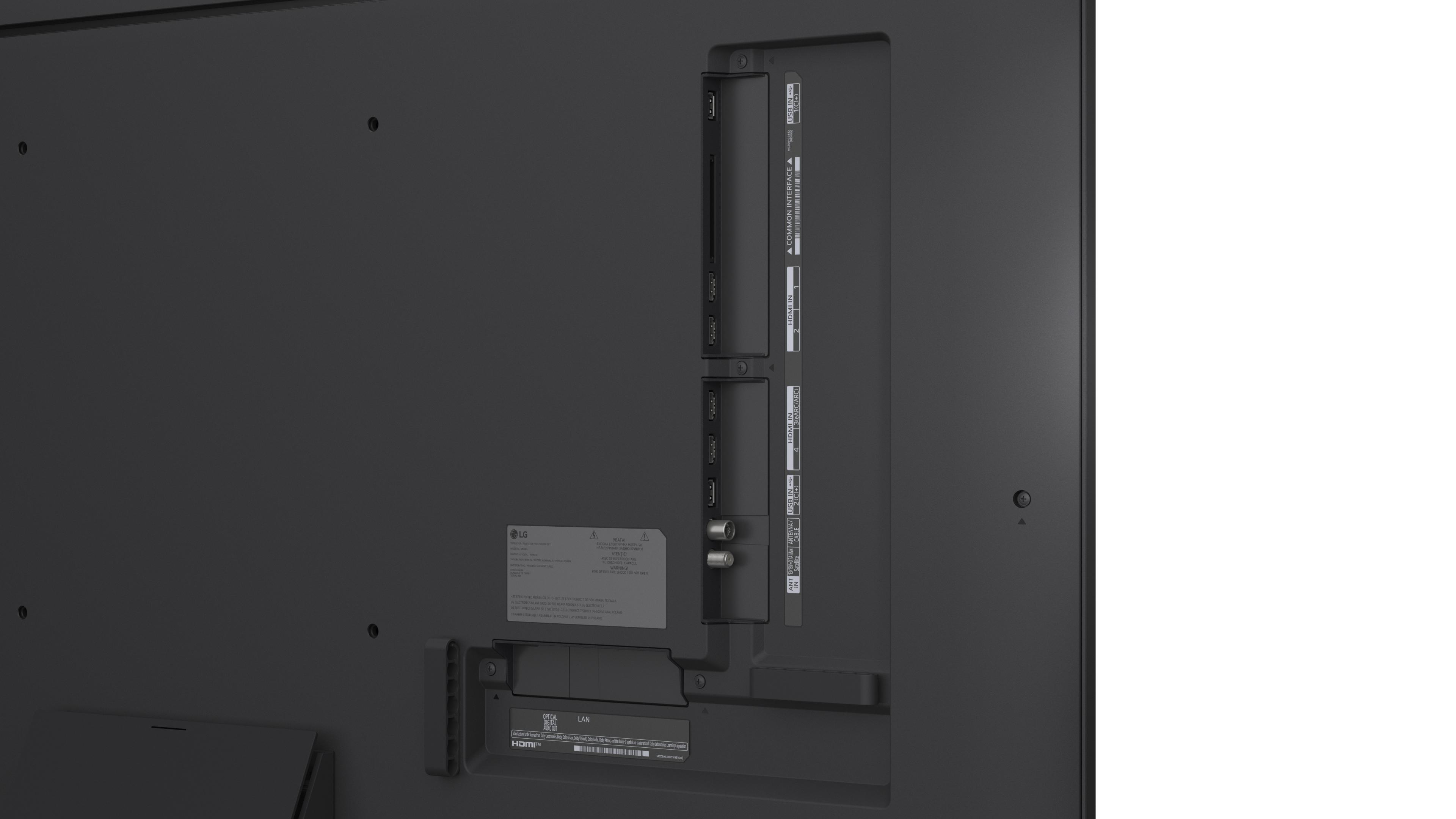 Nahaufnahme der Rückseite eines dunkelgrauen LG-Fernsehers. Sichtbare Anschlüsse: HDMI, USB, Antenne, LAN und ein Aufkleber.