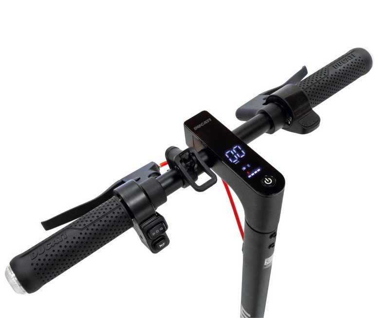 Czarna kierownica hulajnogi elektrycznej Ducati z wyświetlaczem i kontrolkami.