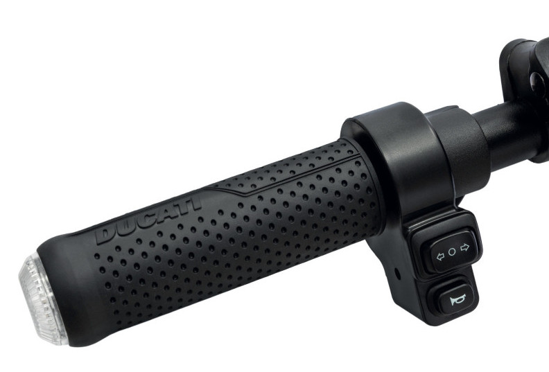 Zbliżenie czarnej kierownicy skutera Ducati z elementami sterowania i światłami.