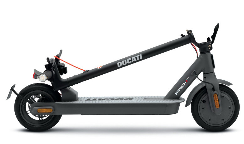 Czarno-szara hulajnoga elektryczna Ducati, złożona. Ma reflektor, tylne światło i logo Ducati.