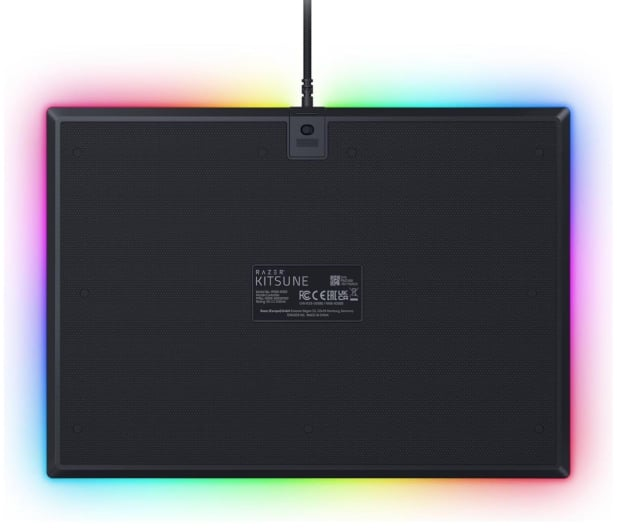 Tył kontrolera Razer Kitsune, czarna powierzchnia z ramką LED.