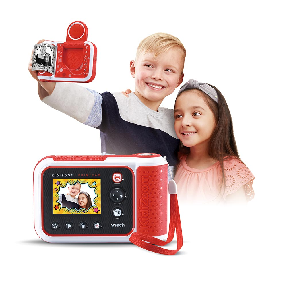 Due bambini scattano un selfie con una Kidizoom PrintCam rossa. Sfondo bianco. Una fotocamera è alzata.