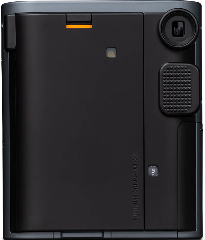 Schwarze Kamerarückseite mit Knöpfen, Blitz und dem Text 'FUJIFILM CORPORATION'.