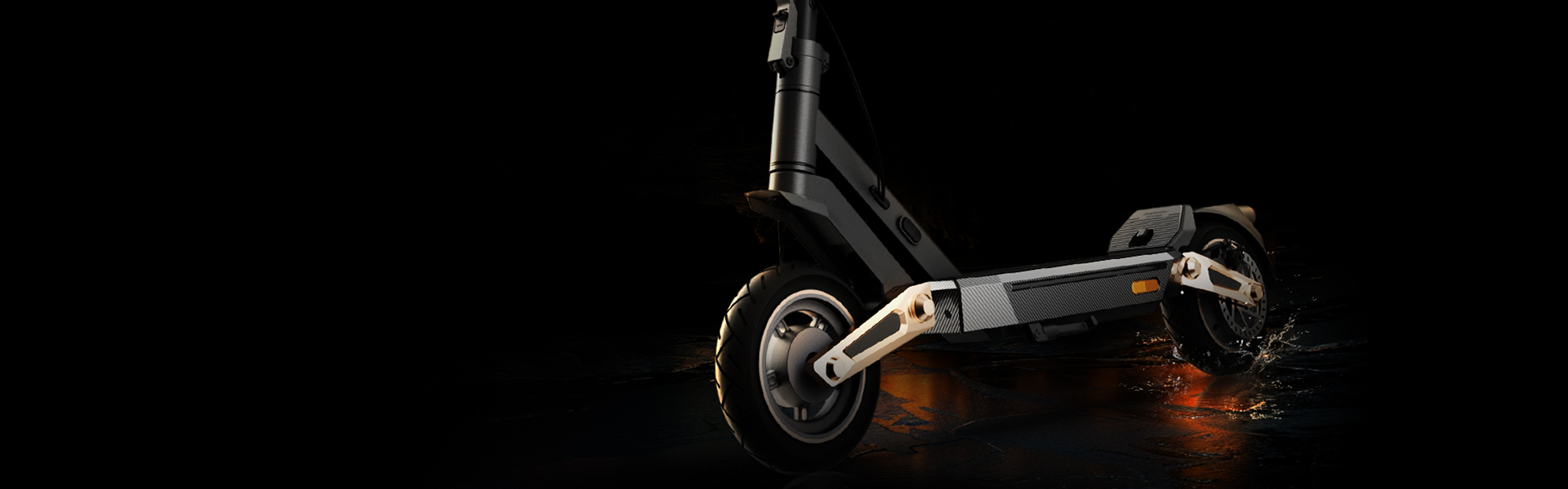 Czarna hulajnoga elektryczna na mokrej powierzchni. Widoczne koła i światła. Ciemne tło.