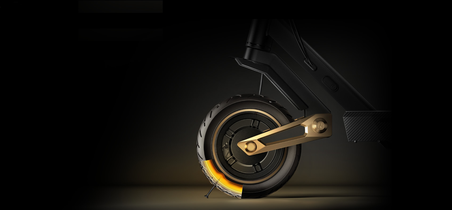 Zbliżenie koła hulajnogi elektrycznej. Złoto-czarna kolorystyka. Opona jest przecięta, aby pokazać wewnętrzne działanie koła.