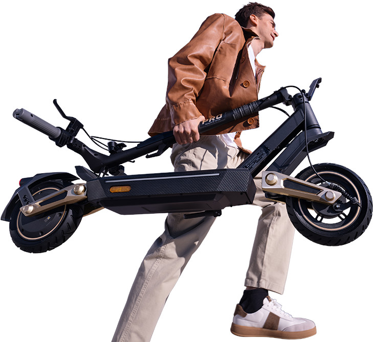 Mężczyzna niosący złożoną czarno-złotą hulajnogę elektryczną. Białe tło.